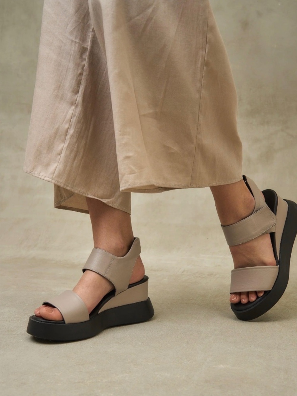 LONZA Size 8 Genuine Leather Sandals